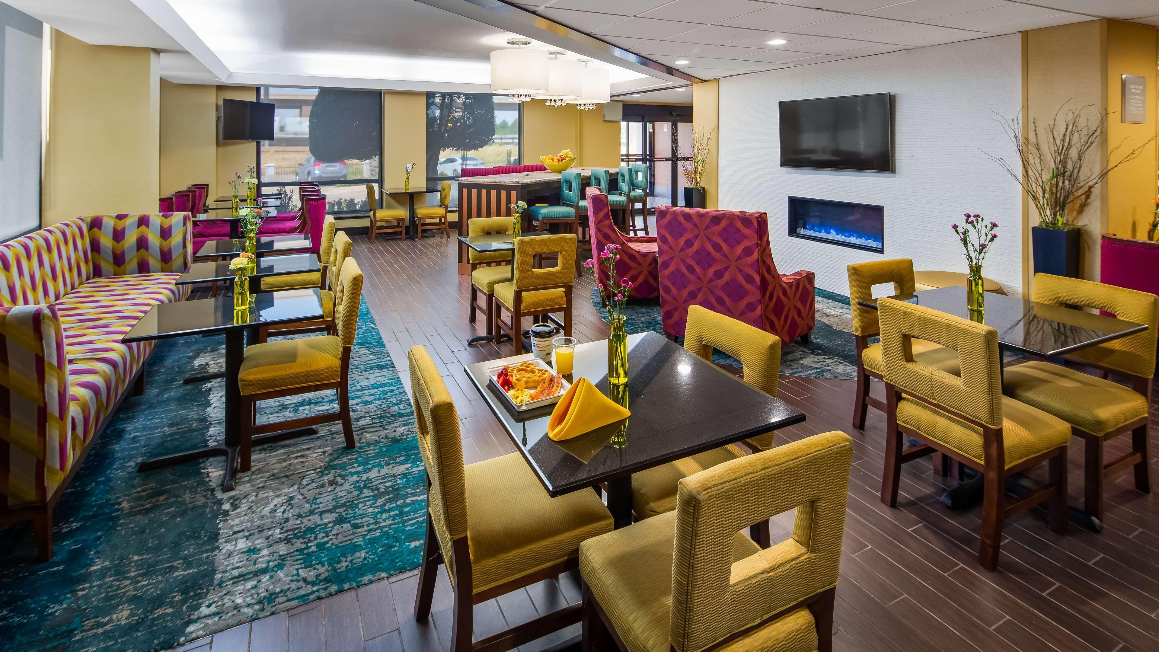 Best Western Plus Lake Jackson Inn & Suites Exterior photo