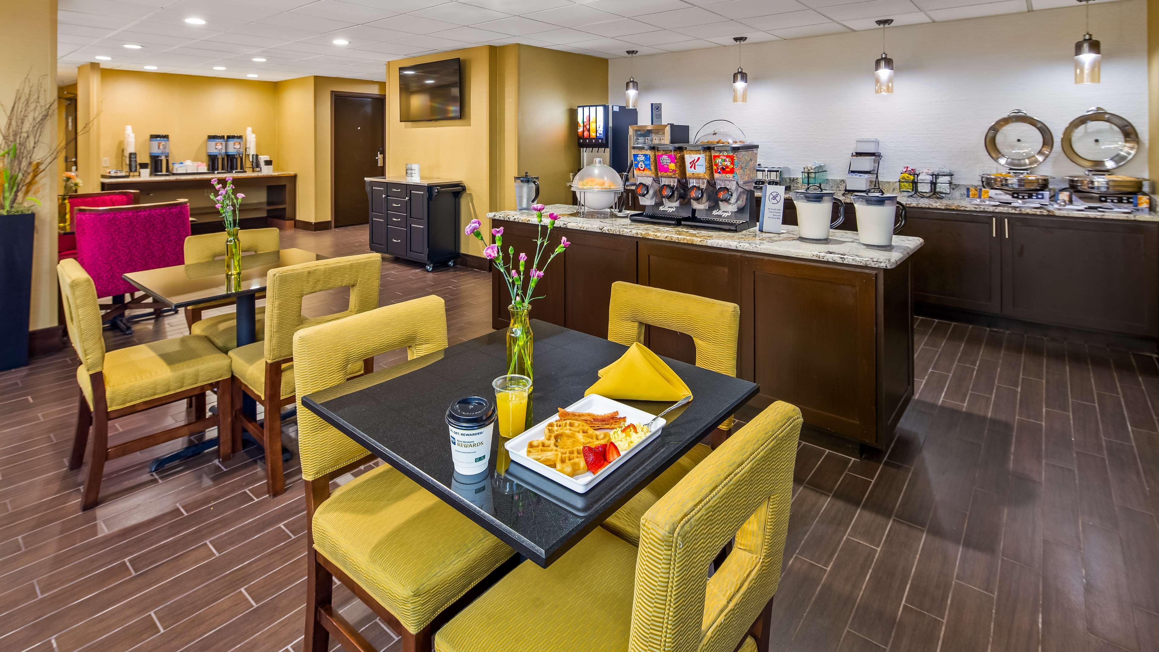 Best Western Plus Lake Jackson Inn & Suites Exterior photo